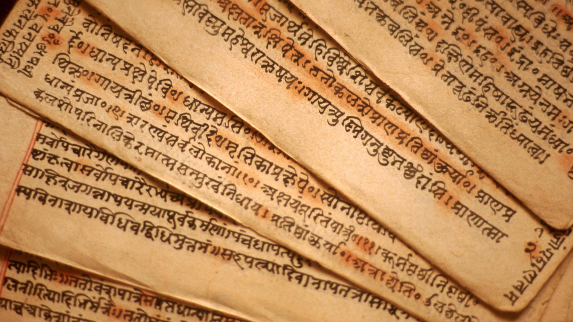 Auf verschiedenen Manuskripten sind die Texte in Sanskrit verfasst. 