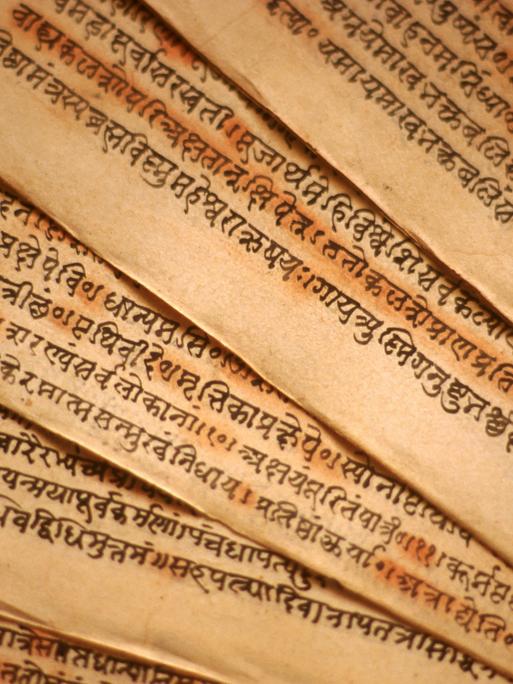 Auf verschiedenen Manuskripten sind die Texte in Sanskrit verfasst. 