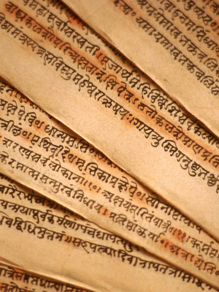 Auf verschiedenen Manuskripten sind die Texte in Sanskrit verfasst. 