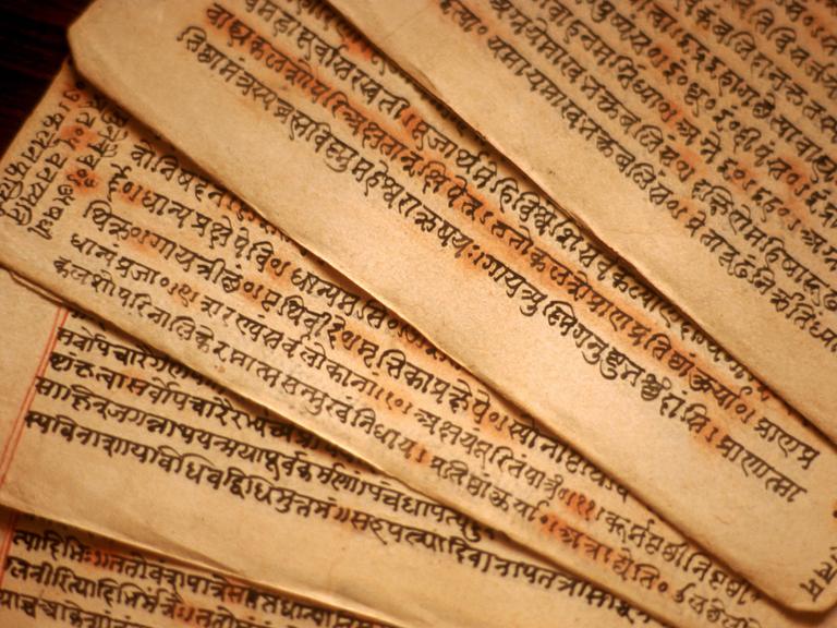 Auf verschiedenen Manuskripten sind die Texte in Sanskrit verfasst. 