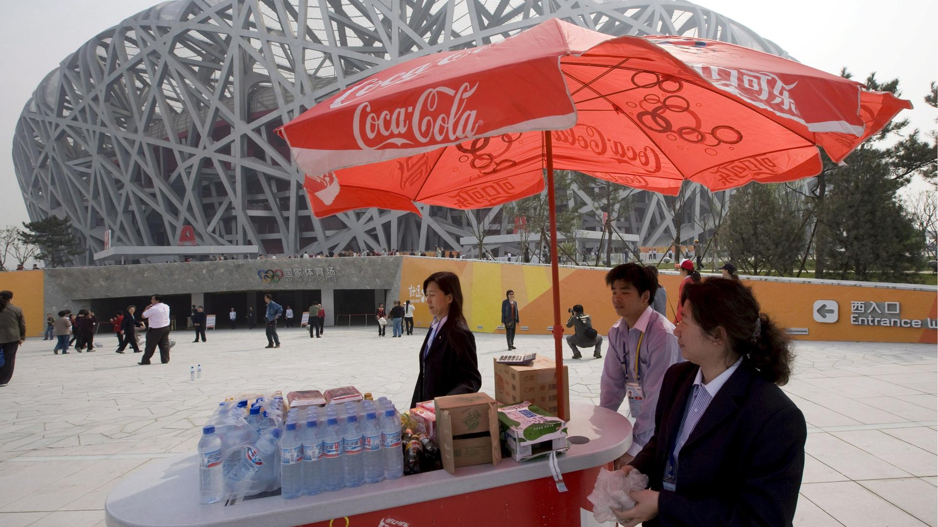 Cola-Stand vor dem Olympiastadion in Peking.