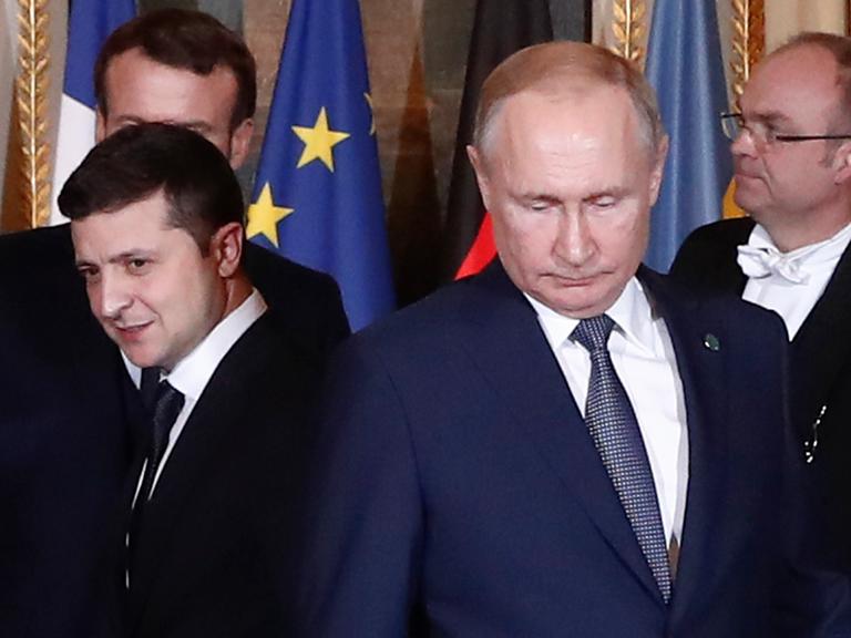 Der russische Präsident Wladimir Putin (2. v. r.) und der ukrainische Präsident Wolodymyr Selenskyj bei einem Treffen im Elysee-Palast in Paris am 09.10.2019