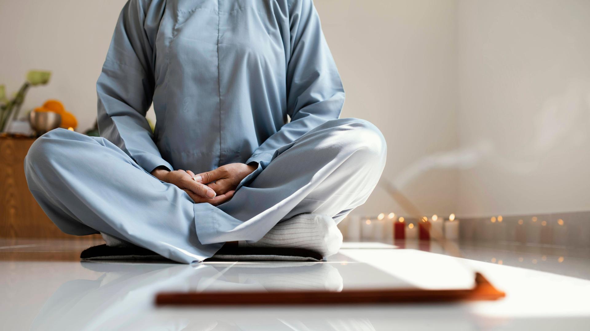 Vorderansicht von einer meditierenden Frau meditierend