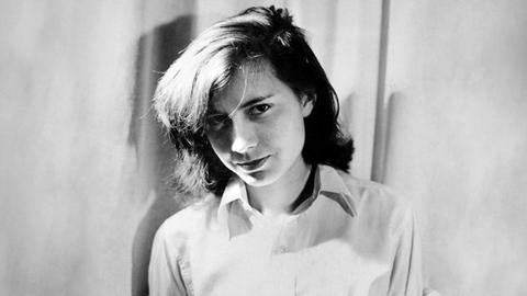 Die Autorin Patricia Highsmith guckt als junge Frau in die Kamera.