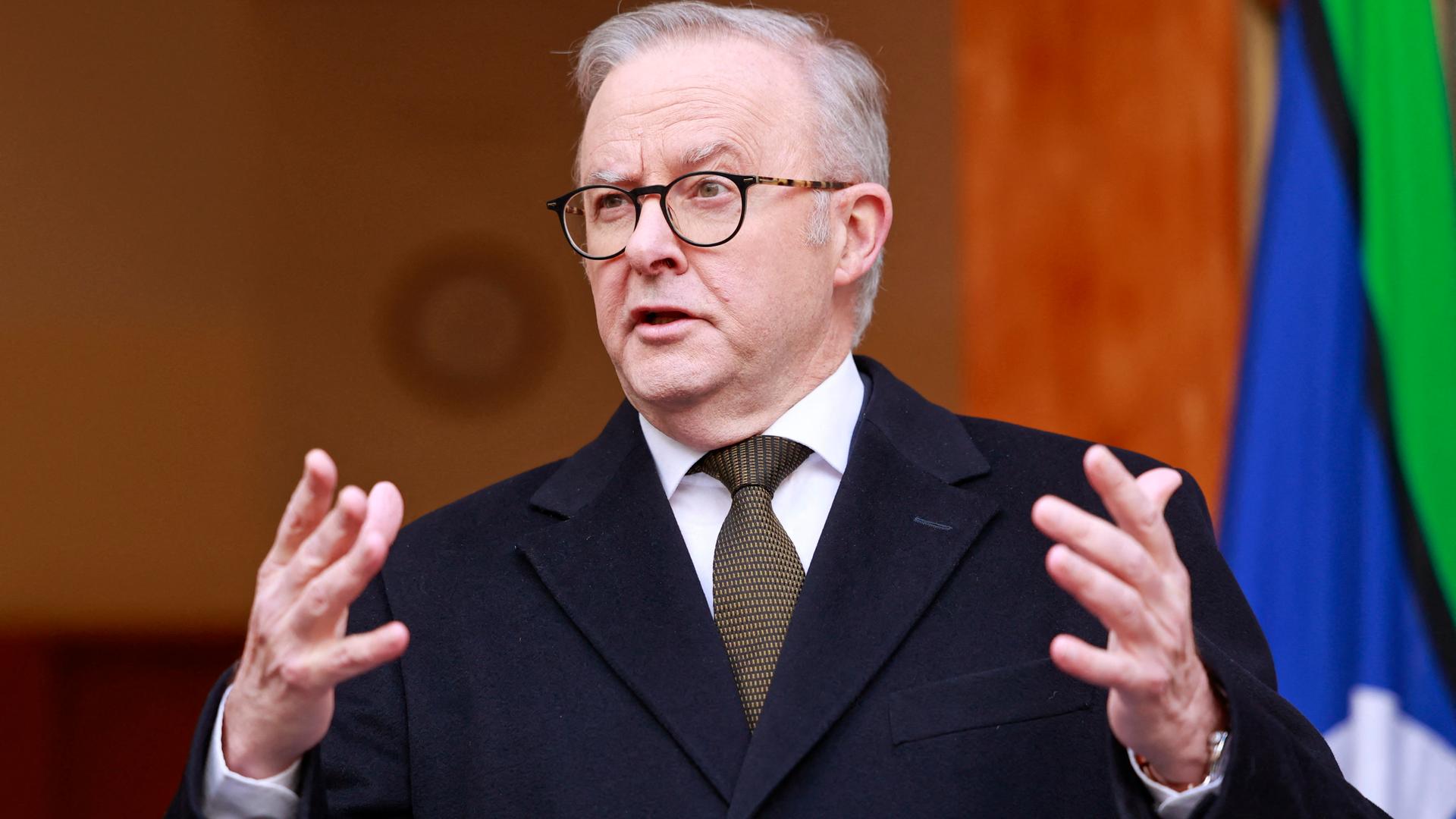 Australiens Premierminister Albanese spricht und hebt dabei beide Arme an. Australiens Premierminister Albanese spricht und hebt dabei beide Arme an.