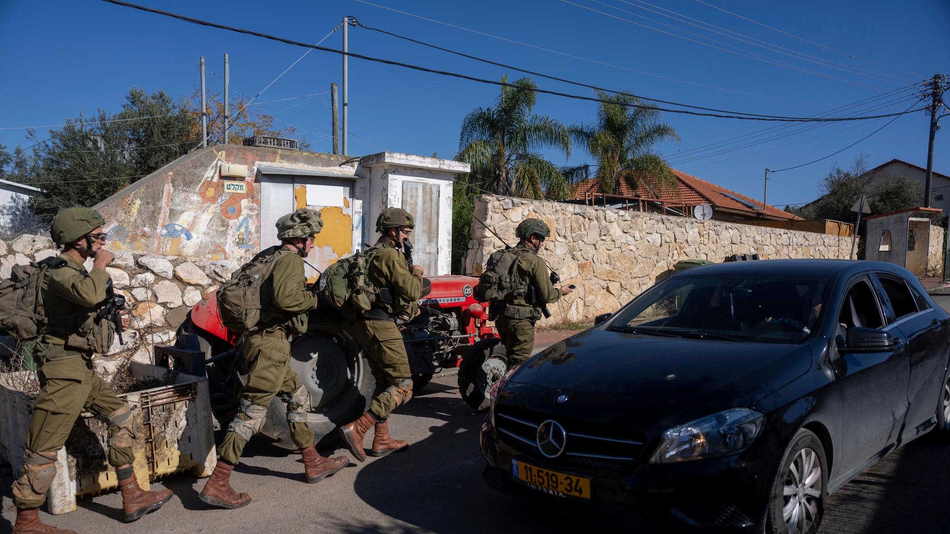 Israelische Soldaten patrouillieren in Israel an der Grenze zum Libanon. 