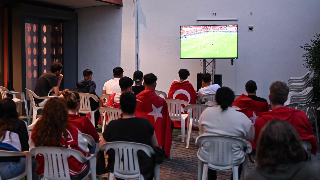 Viewing vor dem Kino Blaue Brücke in Tuebingen: Türkische Fans verfolgen das Spiel Tschechien gegen die Türkei am Bildschirm. 