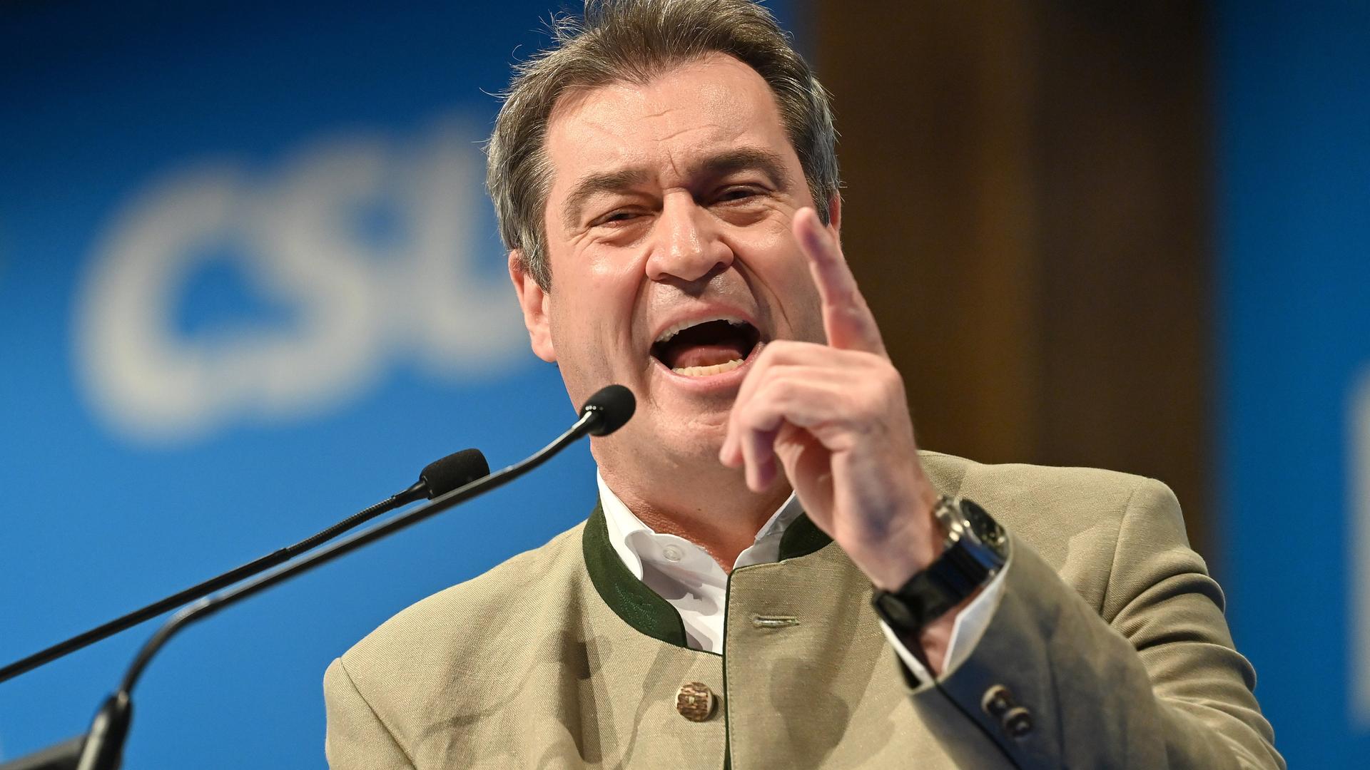 Markus Söder (Ministerpraesident Bayern und CSU Vorsitzender) bei seiner Rede auf dem Podium beim Politischen Aschermittwoch der CSU am 22.02.2023 in der Dreilanderhalle in Passau.