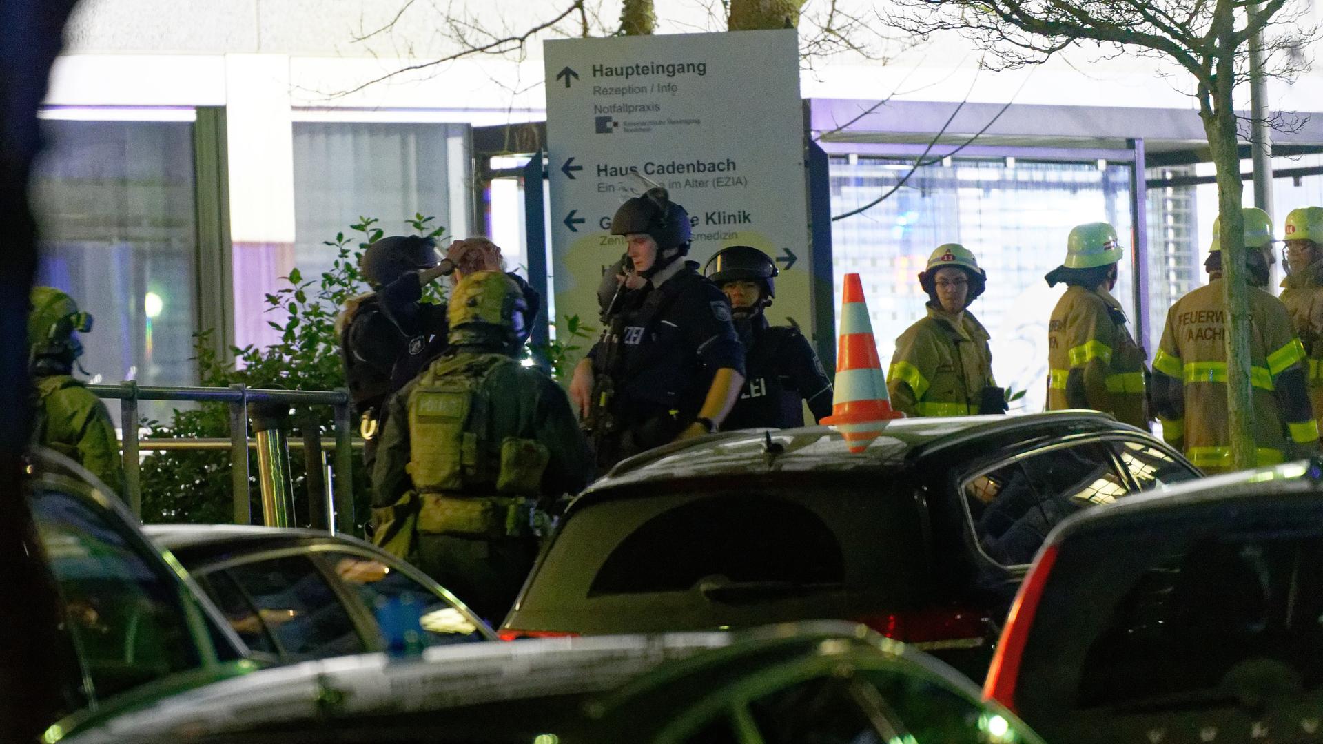 Schwer bewaffnete Polizisten sind vor einem Aachener Krankenhaus im Einsatz.