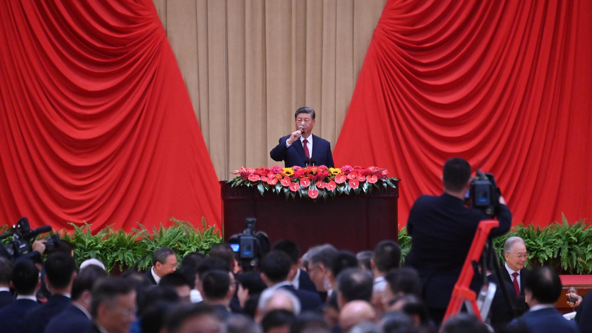 Chinas Staats- und Parteichef Xi Jinping spricht auf einem Empfang anlässlich des 75. Jahrestages der Gründung der Volksrepublik China in der Großen Halle des Volkes in Peking. 