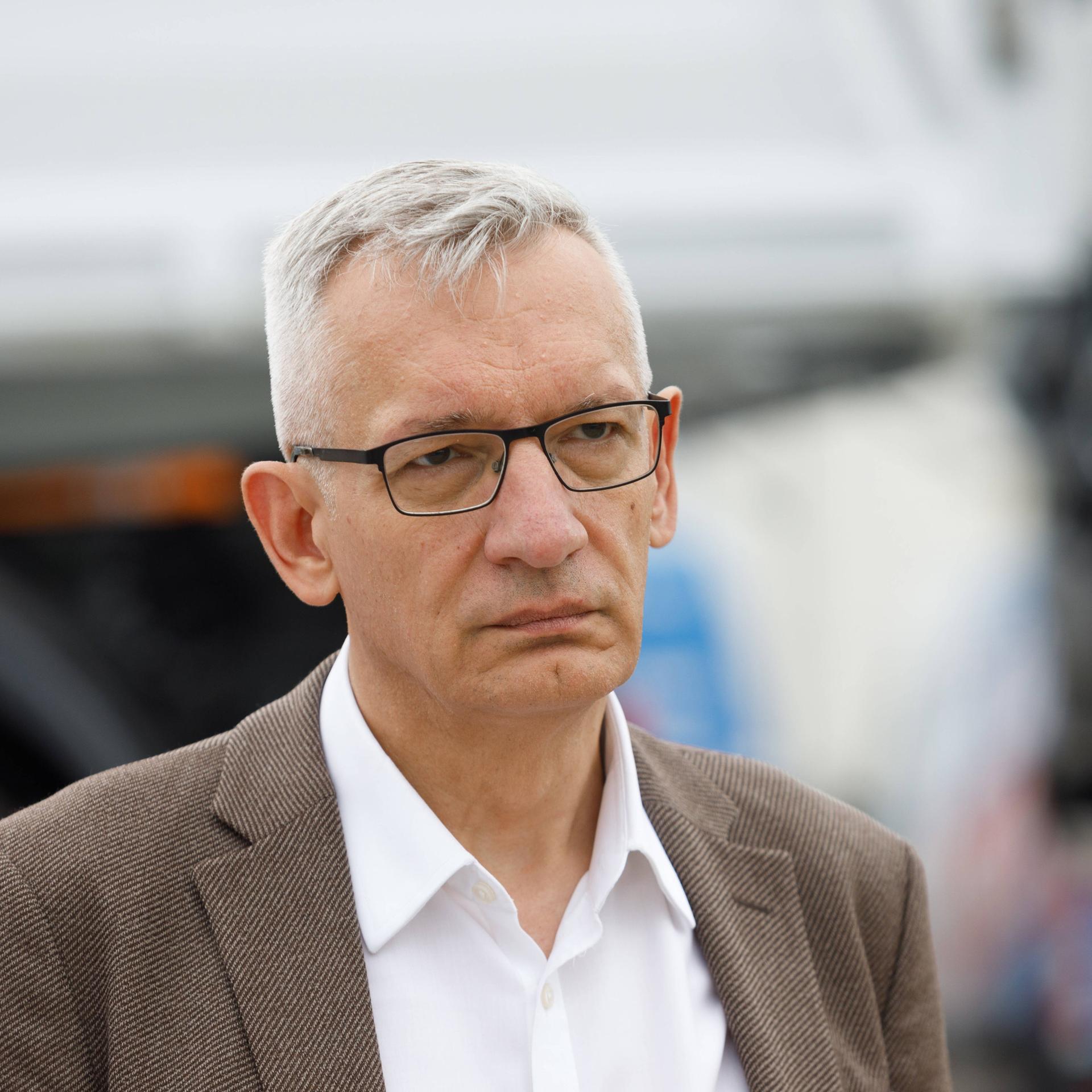 Der deutsche Botschafter in Kiew, Ukraine, Martin Jäger, schaut ernst in die Kamera. 