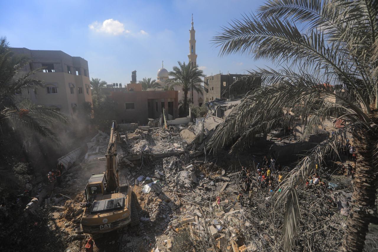 Durch einen Luftangriff zerstörte Gebäude. Im Hintergrund steht eine Moschee.