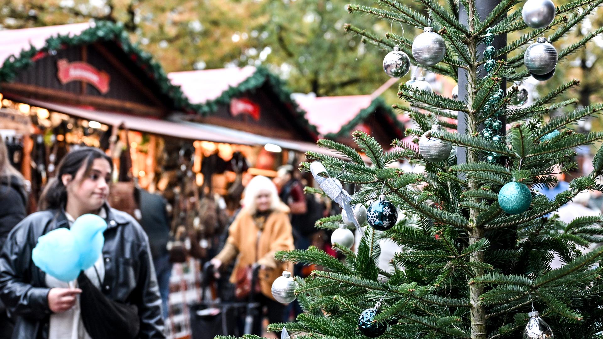 Blick auf den Weihnachtsmarkt in Essen-Steele. Im Hintergrund stehen Marktbuden, im Vordergrund ein geschmückter Weihnachtsbaum. Dazwischen laufen Marktbesucher umher (2.11.2024) Blick auf den Weihnachtsmarkt in Essen-Steele. Im Hintergrund stehen Marktbuden, im Vordergrund ein geschmückter Weihnachtsbaum. Dazwischen laufen Marktbesucher umher (2.11.2024)