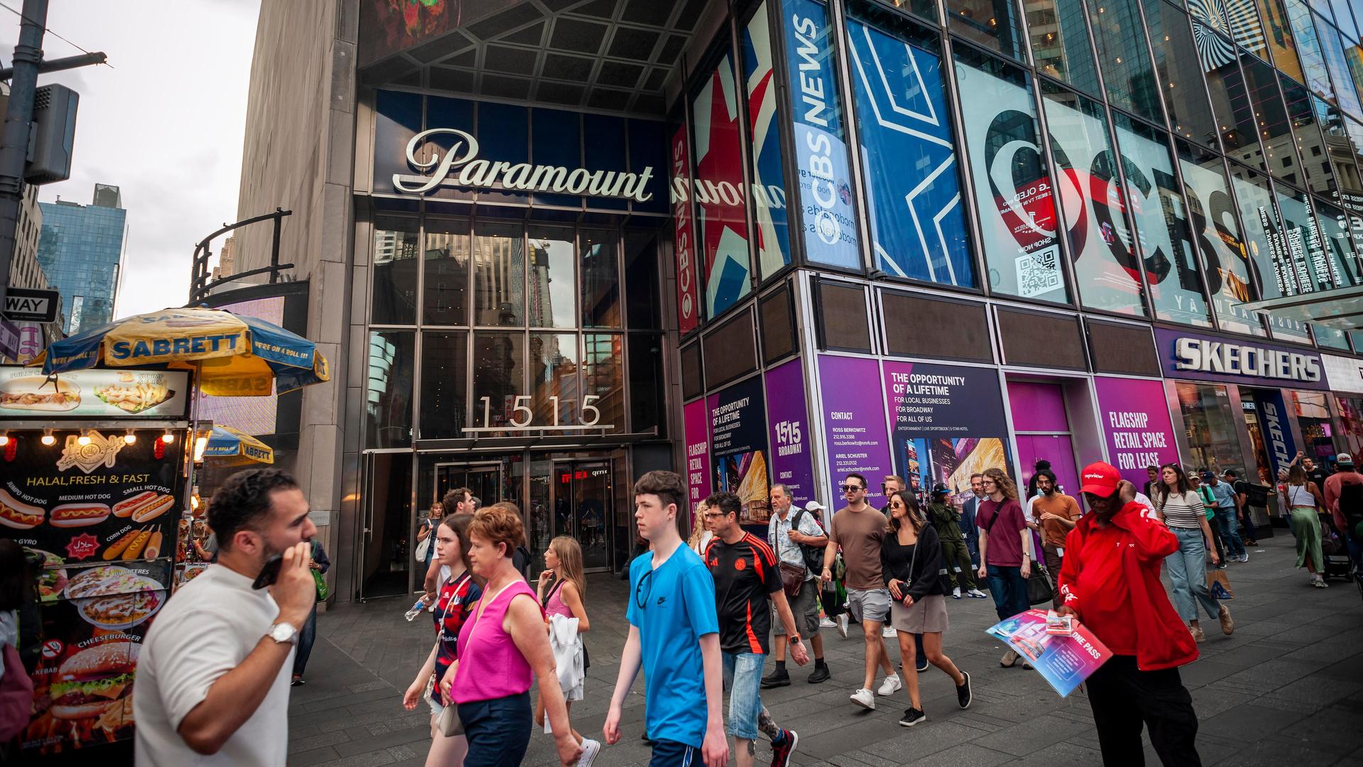 Der Hauptsitz von Paramount am Times Square in New York City. Der Hauptsitz von Paramount am Times Square in New York City.