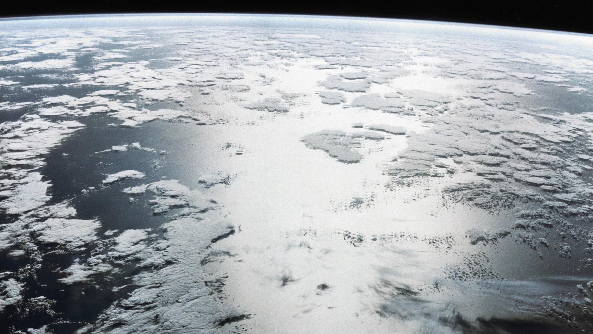 Das Bild zeigt eine Satelliten-Aufnahme, zu sehen ist ein Ausschnitt aus dem nördlichen Atlantik. Das Bild zeigt eine Satelliten-Aufnahme, zu sehen ist ein Ausschnitt aus dem nördlichen Atlantik.