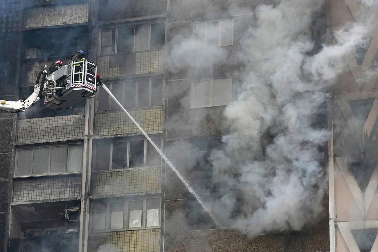 Ukraine, Kiew: Feuerwehrleute löschen ein Feuer in einem Wohnhaus nach einem russischen Angriff. Nach Angaben der Behörden hat Russland Marschflugkörper und ballistische Raketen sowie Drohnen vom Typ Shahed auf Ziele in der gesamten Ukraine, einschließlich der Hauptstadt Kiew, abgefeuert. 