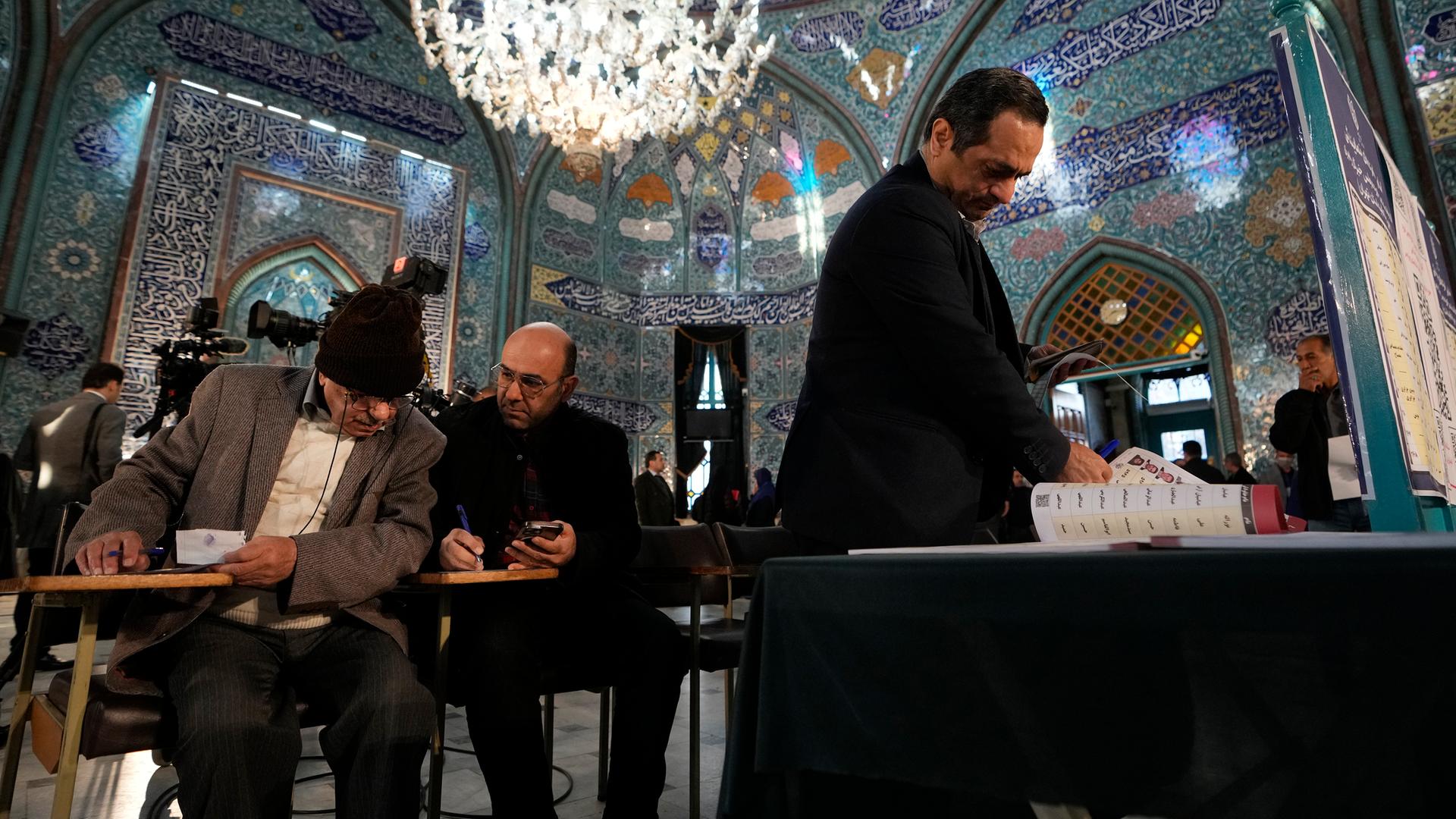 Das Foto zeigt Menschen im Iran, die ihre Stimme bei den Wahlen zum Parlament und zum Expertenrat abgeben.