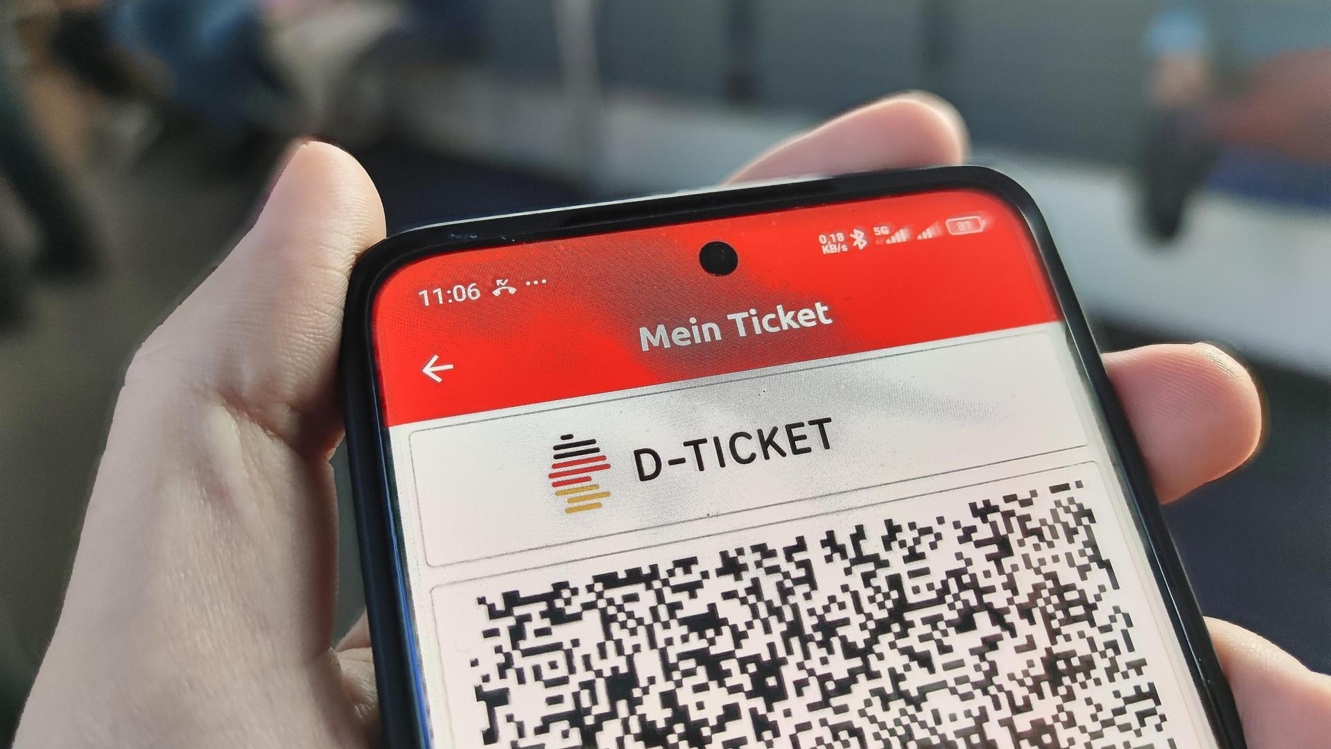 Ein Deutschlandticket wird in einer App auf einem Smartphone angezeigt. Ein Deutschlandticket wird in einer App auf einem Smartphone angezeigt.