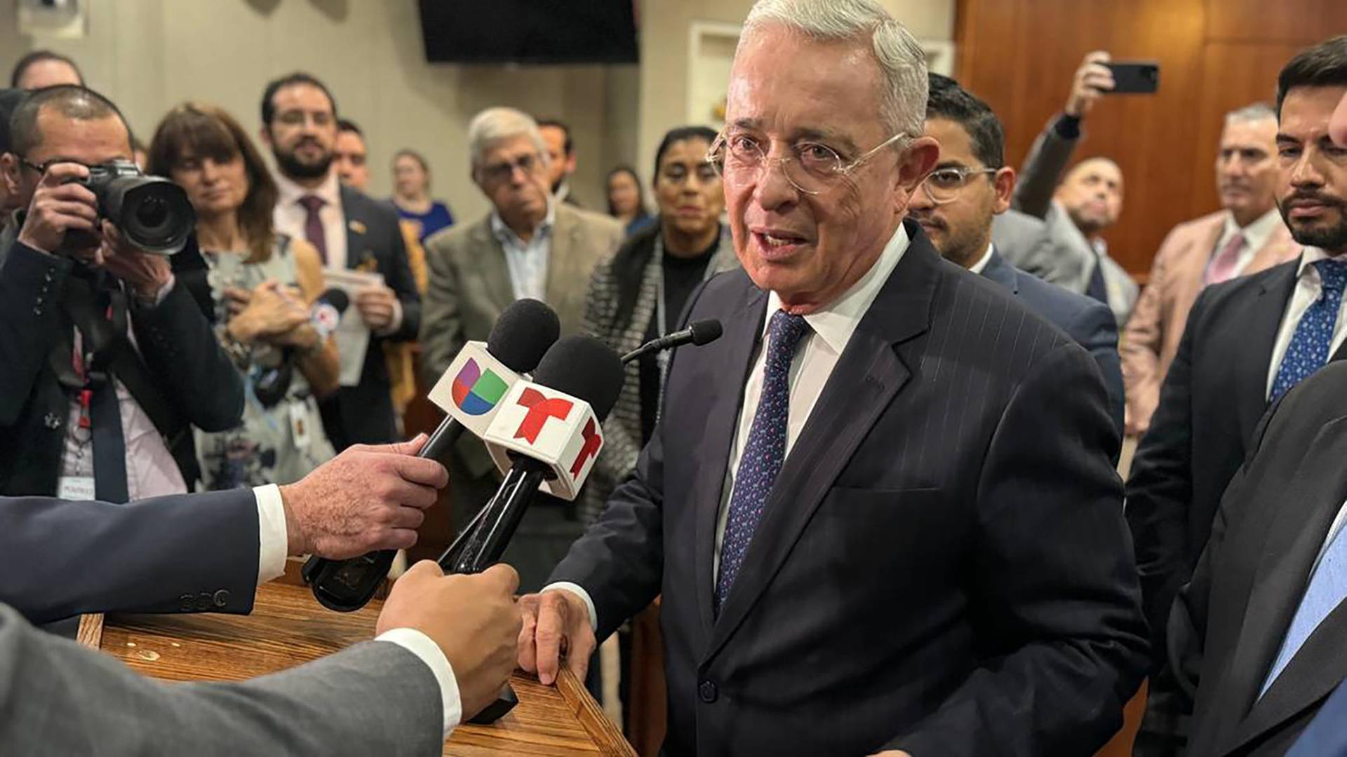Der frühere kolumbianische Präsident Uribe spricht im Januar 2024 bei einer Pressekonferen in Florida, USA. Der frühere kolumbianische Präsident Uribe spricht im Januar 2024 bei einer Pressekonferen in Florida, USA.