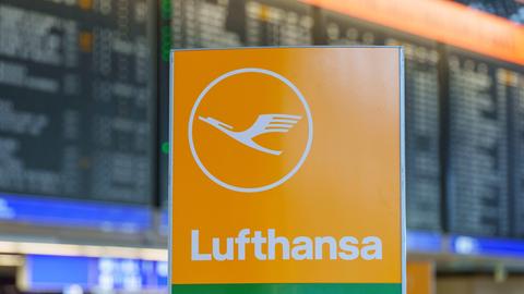 Hessen, Frankfurt/Main: Das Logo der Fluggesellschaft Lufthansa steht vor der Anzeigetafel in der Abflughalle im Terminal 1.