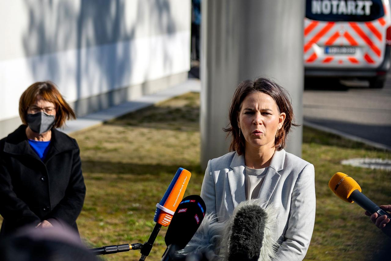 Annalena Baerbock (r, Bündnis 90/Die Grünen), Außenministerin, spricht neben Ursula Nonnemacher (l, Bündnis 90/Die Grünen), Ministerin für Soziales, Gesundheit, Integration und Verbraucherschutz, bei einer Pressekonferenz nach dem Besuch im Evangelischen Krankenhaus Ludwigsfelde-Teltow.
