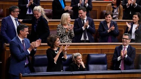 Spanien, Madrid: Pedro Sanchez (vorne l-r), Ministerpräsident von Spanien, Maria Jesus Montero, stellvertretende Ministerpräsidentin und Finanzministerin, Yolanda Diaz, zweite stellvertretende Ministerpräsidentin und Arbeitsministerin, und Felix Bolanos, Minister für die Präsidentschaft, applaudieren im spanischen Parlament.