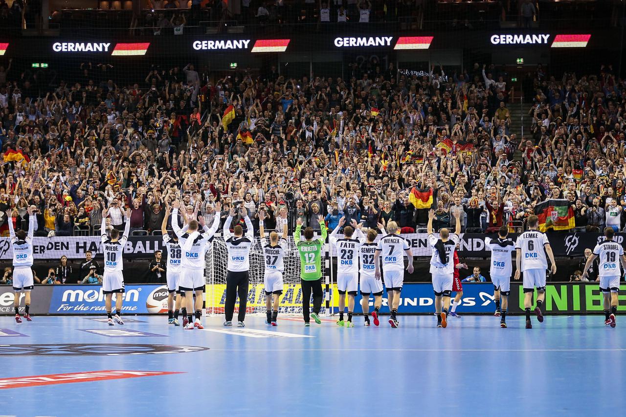 Fans und Spieler der deutschen Mannschaft in Berlin - hier sollen die weiteren Vorrundenspiele der Gruppe A nach dem Eröffnungsspiel stattfinden.