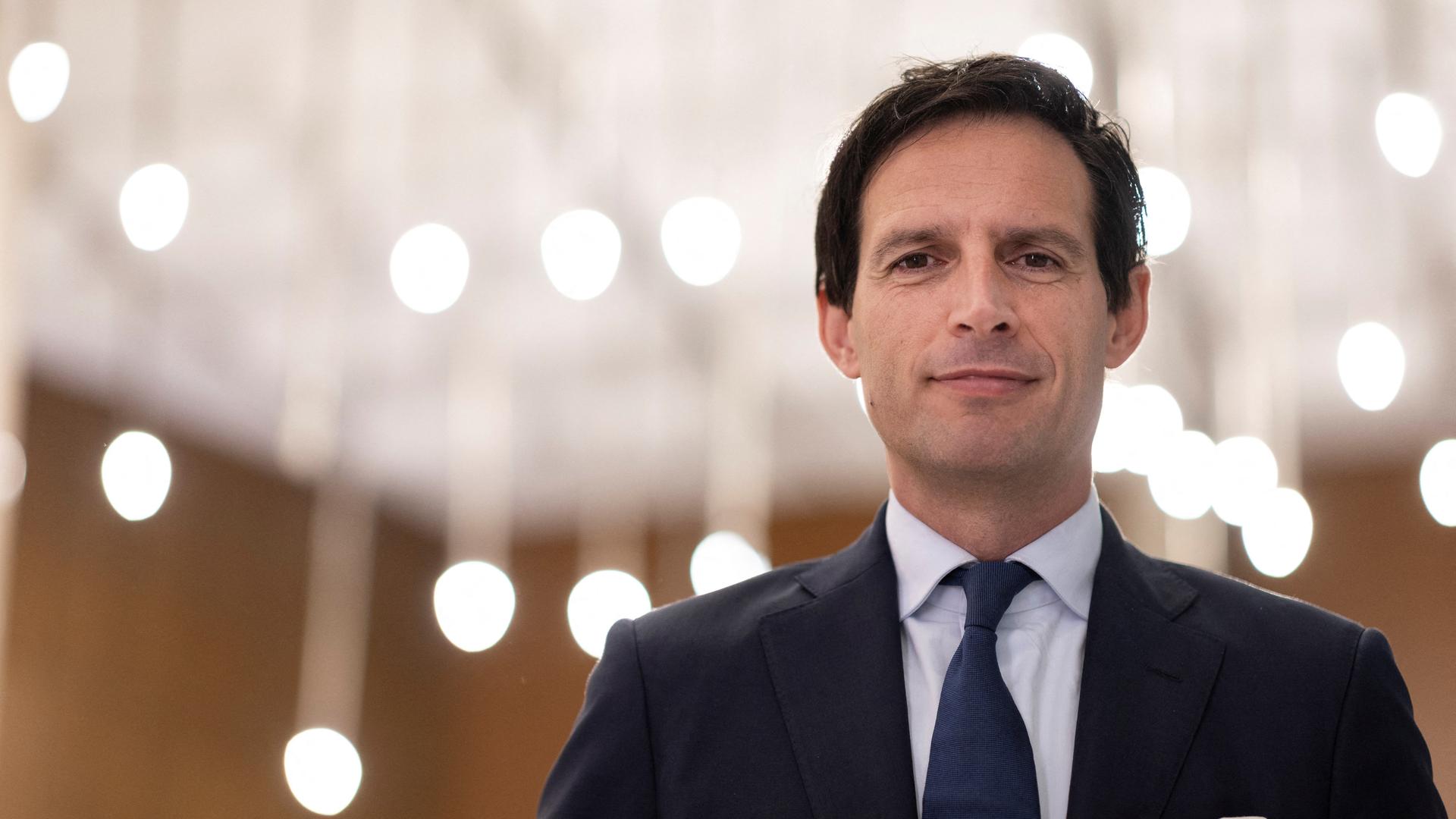 EU-Klimakommissar Wopke Hoekstra schaut in die Kamera. 