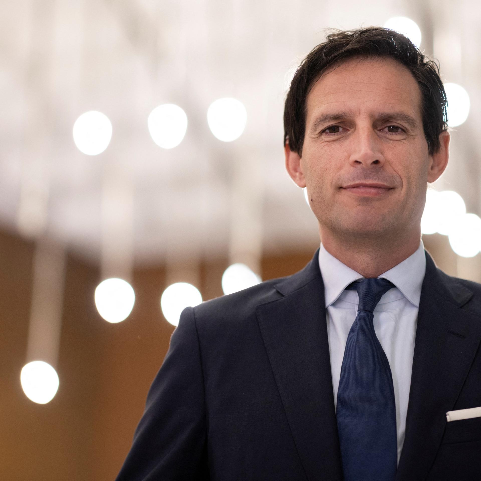 EU-Klimakommissar Wopke Hoekstra schaut in die Kamera.