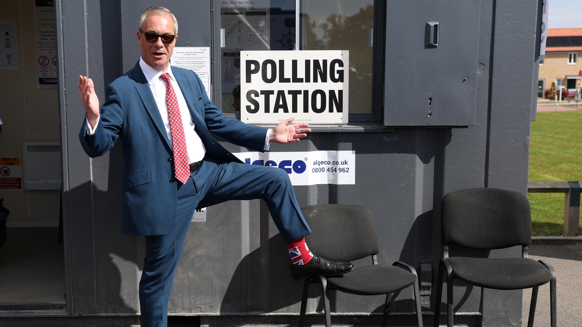 Der Vorsitzende der britischen Partei "Reform UK", Nigel Farage, zeigt seine Socken im Union-Jack-Design, als er am 7. Mai 2026 an einem Wahllokal eintrifft, um seine Stimme abzugeben.