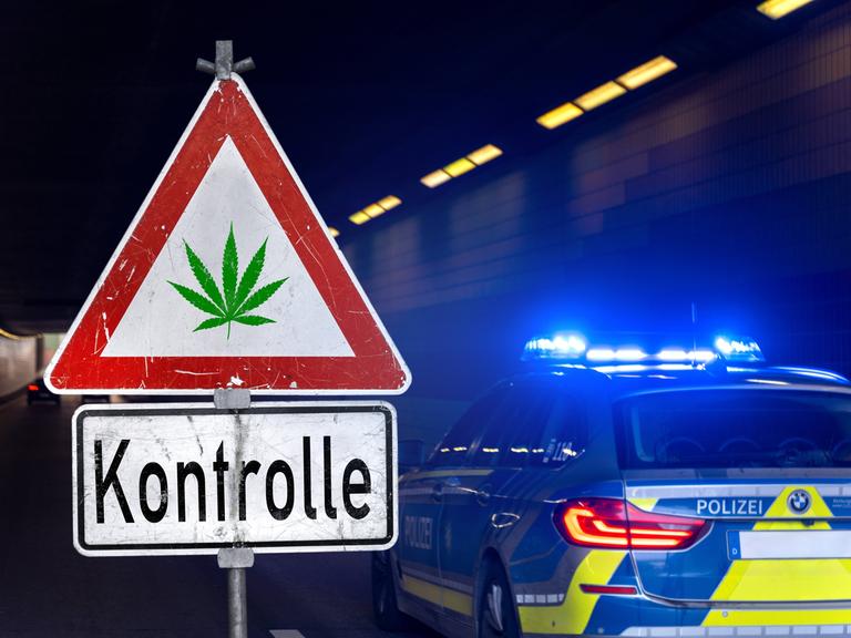 Polizeiauto neben einem Verkehrsschild mit einer Hanfpflanze und der Aufschrift "Kontrolle.