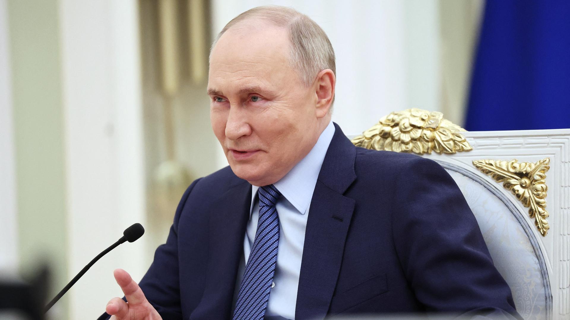 Russlands Präsident Wladimir Putin sitzt im Kreml und spricht.
