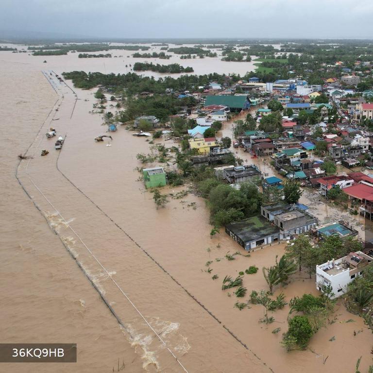 Naturkatastrophe - Schweres Erdbeben auf den Philippinen - T