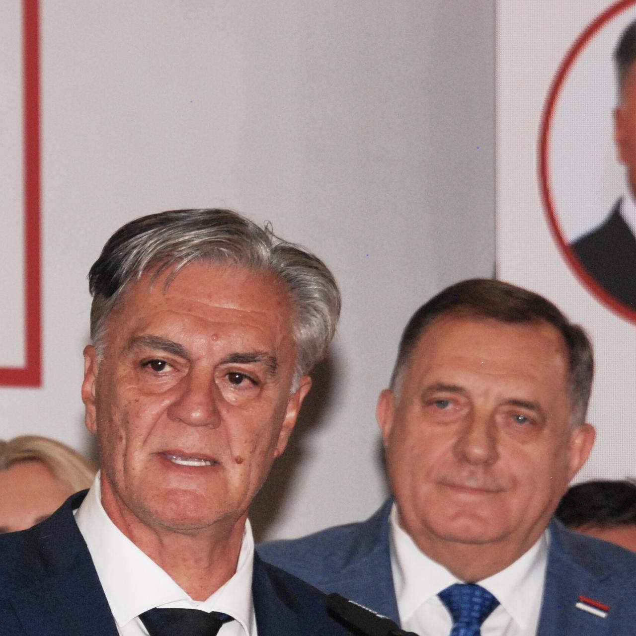 Der Politiker Sinisa Karan steht neben dem ehemaligen pro-russischen Führer Milorad Dodik in Banja Luka, nordwestlich von Sarajevo.