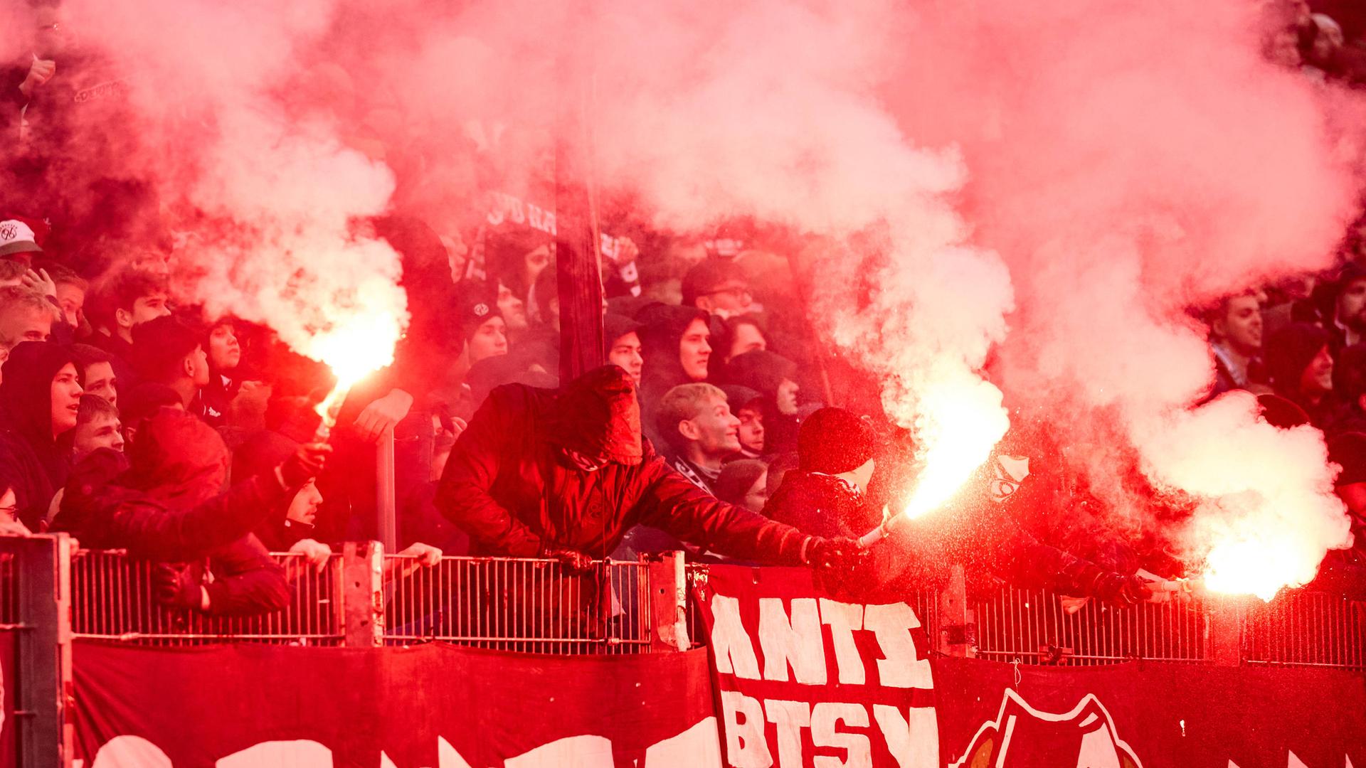 Pyrotechnik der Hannover-Fans beim Derby gegen Eintracht Braunschweig im November 2023.