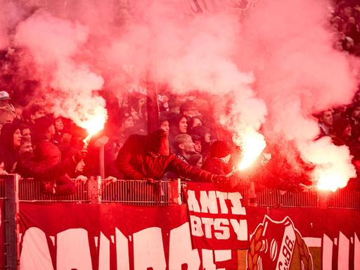 Pyrotechnik der Hannover-Fans beim Derby gegen Eintracht Braunschweig im November 2023.