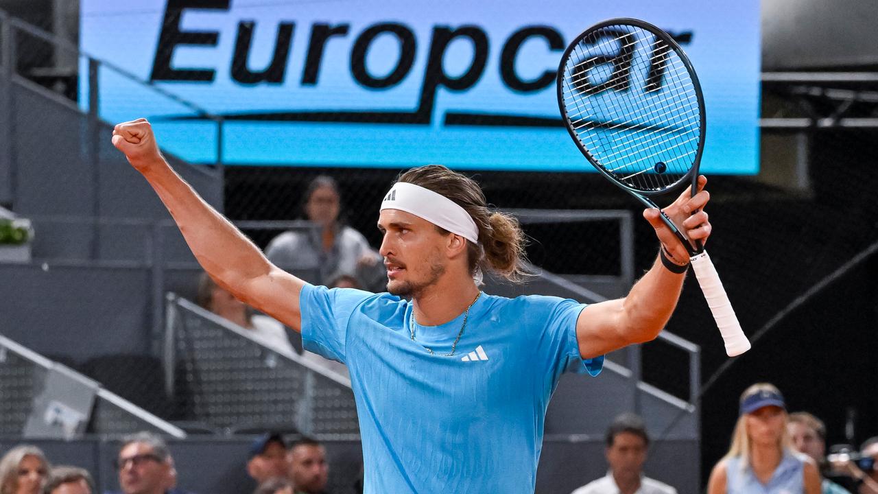 Alexander Zverev gewinnt das Halbfinale in Madrid gegen seinen Konkurrenten Flavio Cobolli. Er jubelt mit erhobenen Armen - in einer Hand den Tennisschläger.