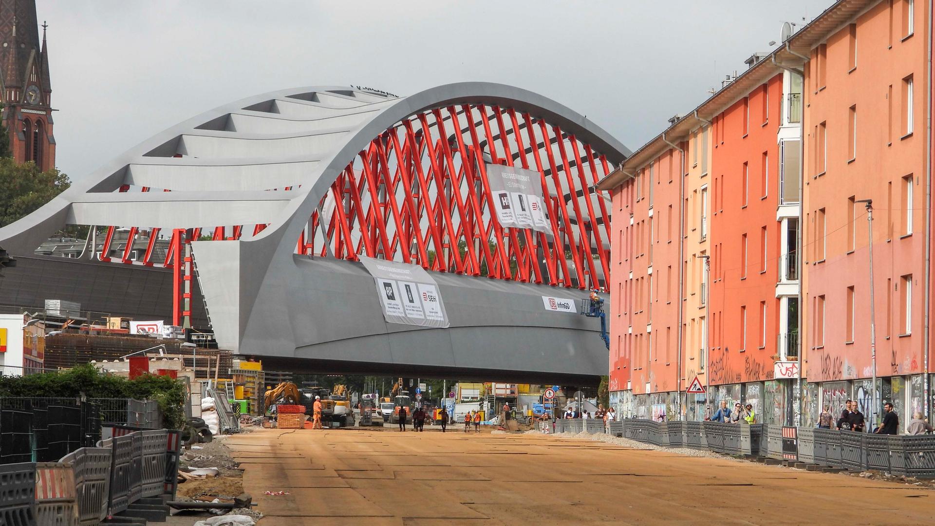Die neue Sternbrücke in Hamburg wurde eingehängt. Das Bild zeigt die Brücke zwischen Häusern; Anwohner bedanken sich mit Plakaten bei den Arbeitern. Die neue Sternbrücke in Hamburg wurde eingehängt. Das Bild zeigt die Brücke zwischen Häusern; Anwohner bedanken sich mit Plakaten bei den Arbeitern.