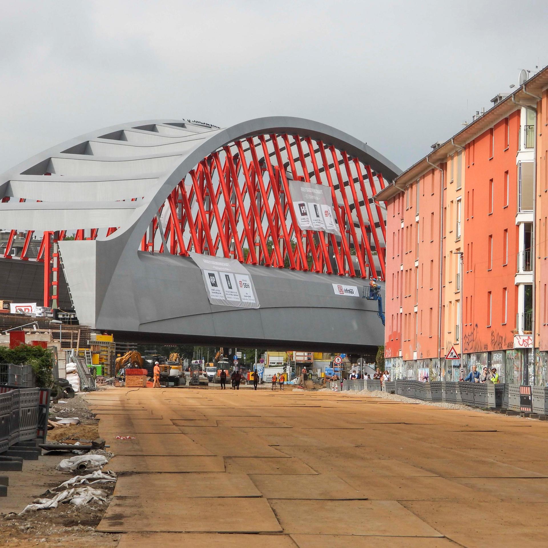 Die neue Sternbrücke in Hamburg wurde eingehängt. Das Bild zeigt die Brücke zwischen Häusern; Anwohner bedanken sich mit Plakaten bei den Arbeitern.