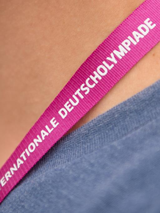 Der Schriftzug "INTERNATIONALE DEUTSCHOLYMPIADE" steht bei einem Fototermin zum Start der Deutscholympiade des Goethe-Instituts vor in Berlin auf einem Schlüsselanhänger. (Archivbild))