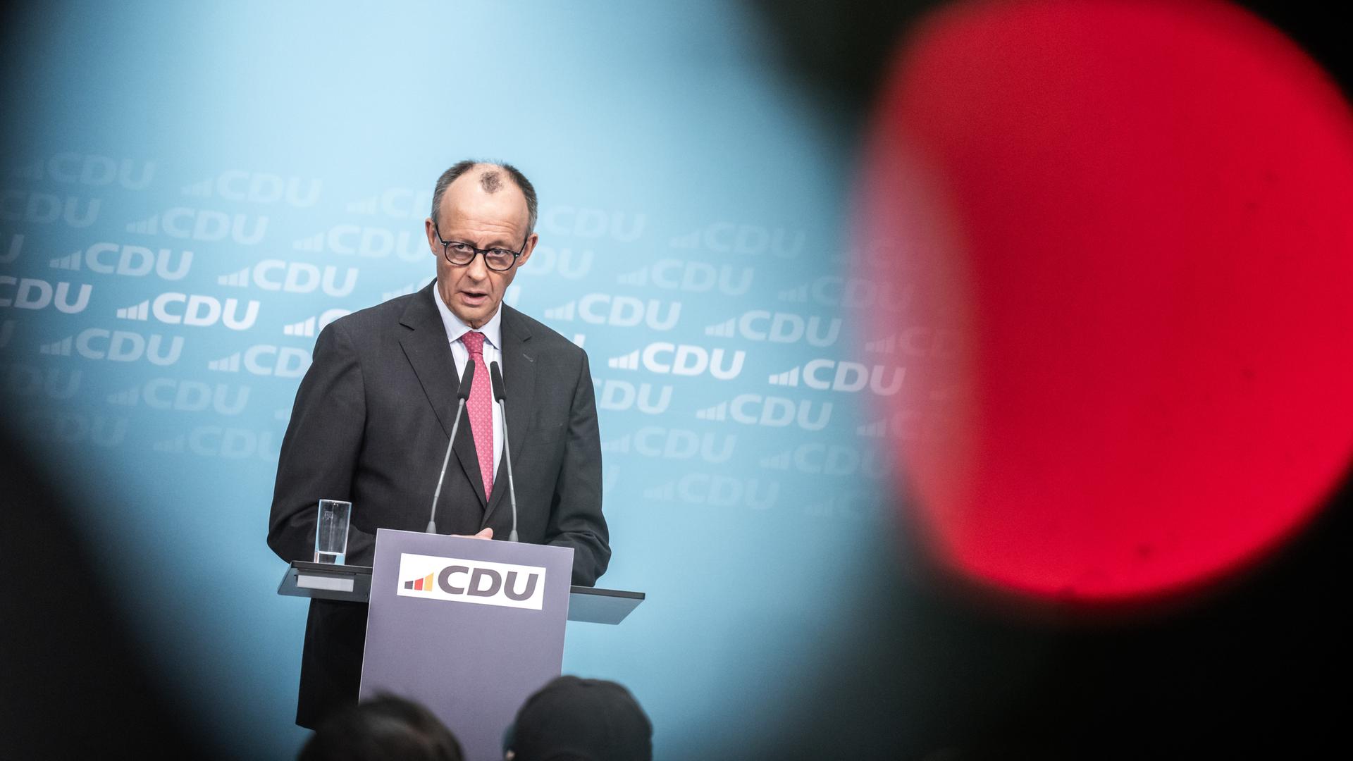 Bundeskanzler Friedrich Merz (CDU), spricht bei der Pressekonferenz nach der Sitzung des Bundesvorstands der CDU in der Bundeszentrale.