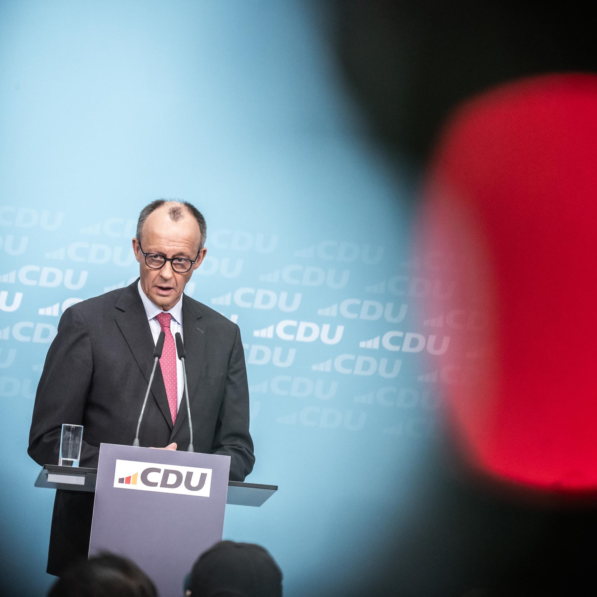 Bundeskanzler Friedrich Merz (CDU), spricht bei der Pressekonferenz nach der Sitzung des Bundesvorstands der CDU in der Bundeszentrale.