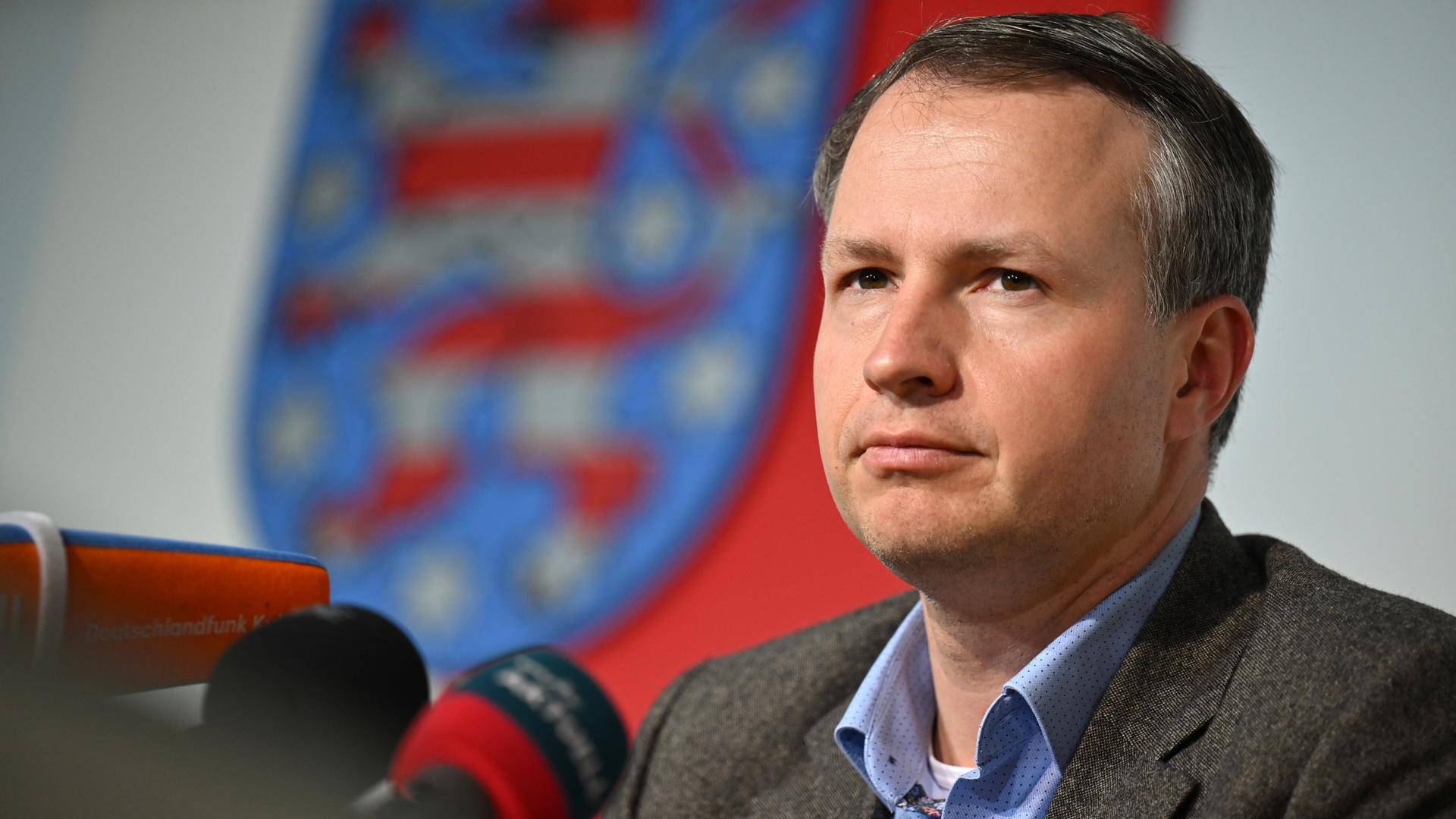 Andreas Bühl, CDU-Fraktionsvorsitzender, sitzt vor Mikrofonen Andreas Bühl, CDU-Fraktionsvorsitzender, sitzt vor Mikrofonen