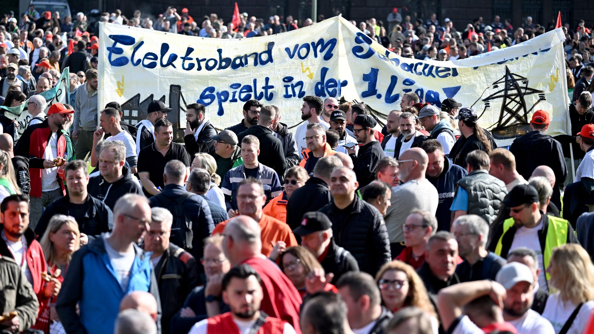 Nordrhein-Westfalen, Duisburg: Gewerkschaftsmitglieder und Stahlarbeiter versammeln sich zu einer Protest-Kundgebung von Beschäftigten der Thyssenkrupp-Stahlsparte.