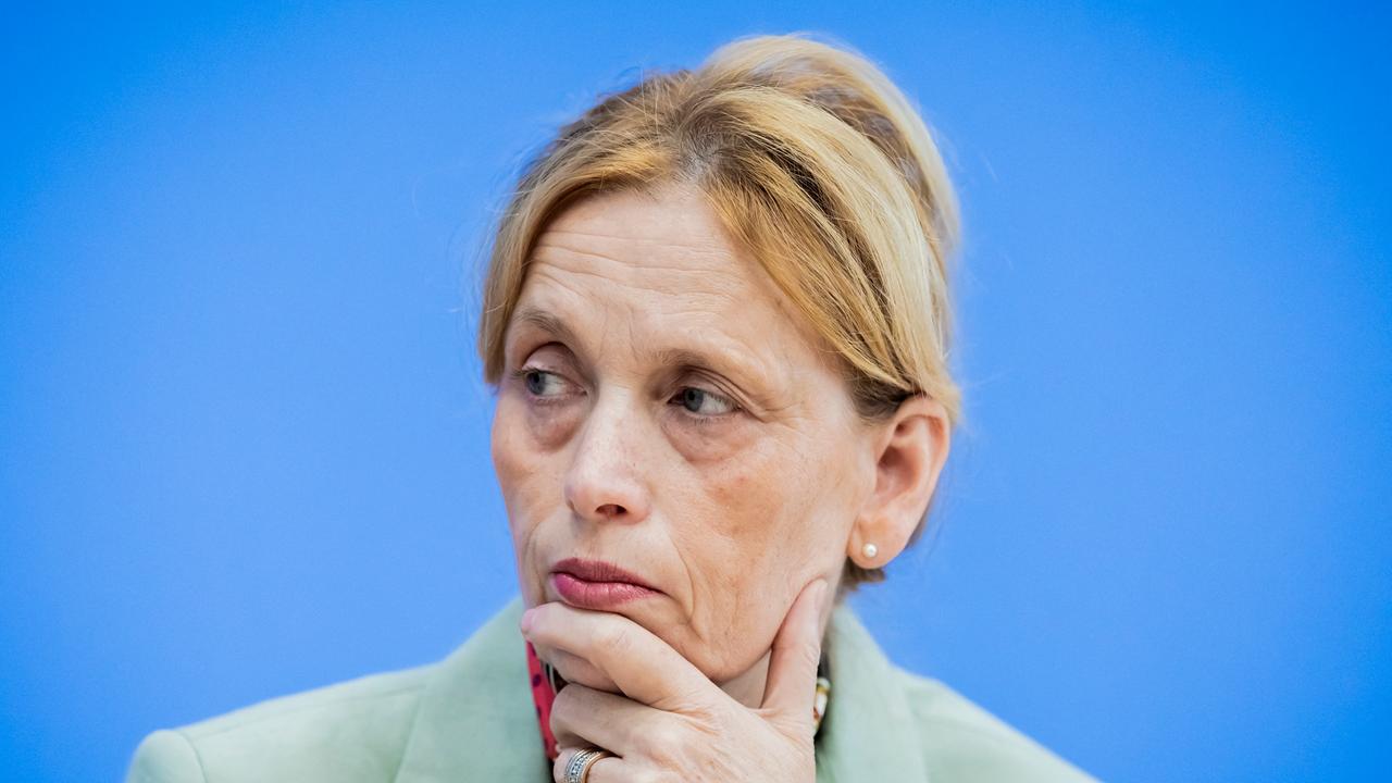 Karin Prien (CDU), Bundesministerin für Bildung, Familie, Senioren, Frauen und Jugend, nimmt an einer Pressekonferenz zur Vorstellung der aktuellen PISA-Studie teil.