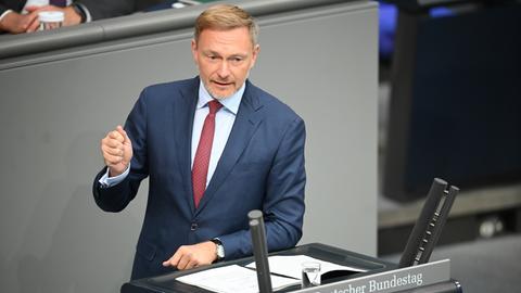 Christian Lindner (FDP), Bundesminister der Finanzen, spricht im Plenarsaal im Bundestag