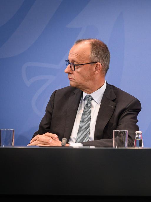 Berlin, Pressekonferenz zu den Ergebnissen der Beratungen des Koalitionsausschusses im Bundeskanzleramt: Friedrich Merz CDU, und Bärbel Bas, SPD, am 03.09.2025 schauen missvergnügt (nicht im Bild: Lars Klingbeil SPD, Markus Söder, CSU)
