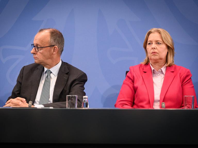 Berlin, Pressekonferenz zu den Ergebnissen der Beratungen des Koalitionsausschusses im Bundeskanzleramt: Friedrich Merz CDU, und Bärbel Bas, SPD, am 03.09.2025 schauen missvergnügt (nicht im Bild: Lars Klingbeil SPD, Markus Söder, CSU)