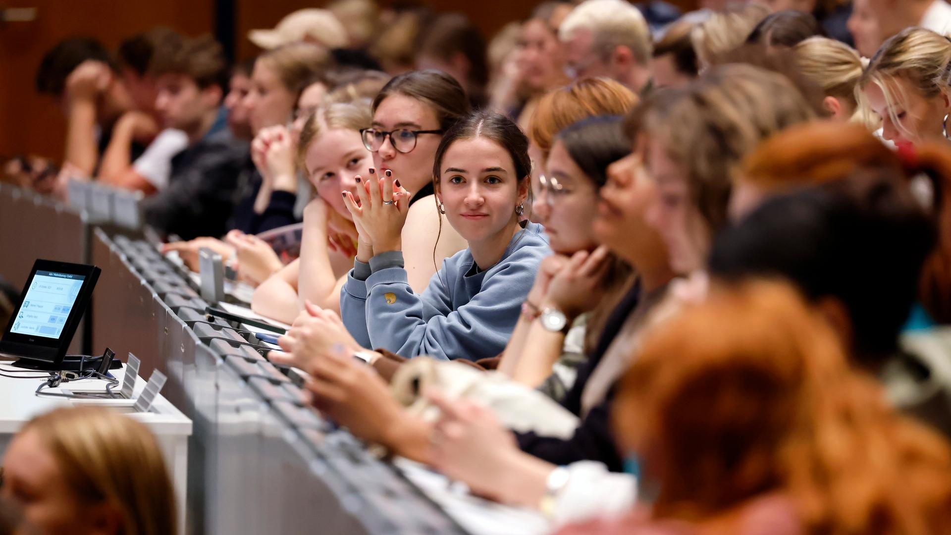 Studenten im grossen Hörsaal am Tag der Erstsemesterbegrüssung zum Wintersemester 2023/24 an der Uni Köln.