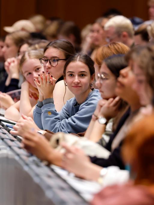 Studenten im grossen Hörsaal am Tag der Erstsemesterbegrüssung zum Wintersemester 2023/24 an der Uni Köln.
